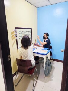 ホワイトボードを使って文法の授業を行っている講師と生徒