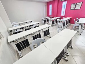 白い机と椅子が並べられたビッググループクラスルーム