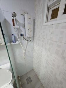 ガラスで仕切られた温水器付きシャワーエリア