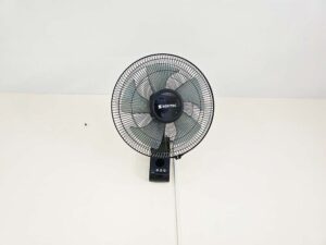 天井付近の壁に取り付けられた扇風機