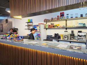 コーヒーのほかワッフルやシェイクも注文できる校内カフェ
