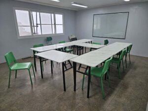 複数のテーブルが四角く並べられたグループクラス教室