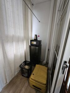 屋内型バルコニーに設置された冷蔵庫、電子レンジ、電気ケトル
