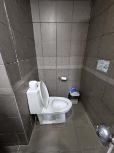 トイレとごみ箱が設置されたバスルーム