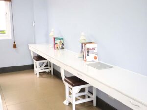 壁に設置された長いカウンターテーブルと2脚の椅子がある2人部屋