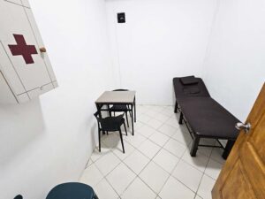 テーブルと椅子、ベッドが置かれた校内クリニック