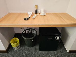 ドライヤー、延長コード、冷蔵庫、カウンターが備わった1人部屋