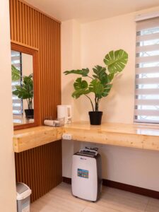 カウンターと鏡、ドライヤー、電気ケトルのあるパウダーエリア