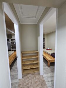 入口から見て左右に個室があるセミシングルルーム