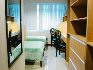 大きな窓があり、入口付近に収納棚と鏡が設置された2人部屋