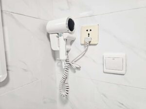 バスルームの壁に備え付けられたドライヤー