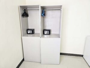 金庫が置かれた2台のハンガー付きワードローブ