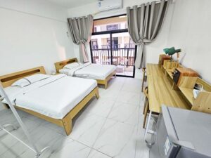 2台のベッド、勉強机が並んだ向かいの校舎に面したツインルーム
