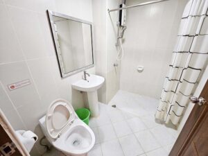 シャワーエリアの床が低くなっているタイル張りのバスルーム