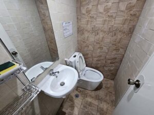 洗面台と洗浄便座付きトイレが設置された共用トイレットルーム