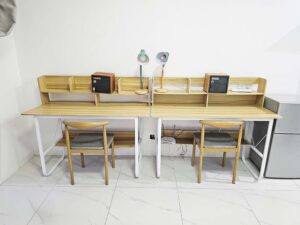 勉強机、金庫、デスクランプ、冷蔵庫が備えられた2人部屋