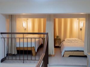 壁で仕切られたベッドルームがあるクアッドルームLoft