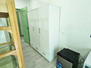 入口付近に設置された3人用のワードローブと冷蔵庫