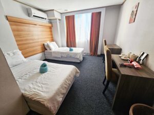 2台のベッドと2台の勉強机が備えられたダブルルーム