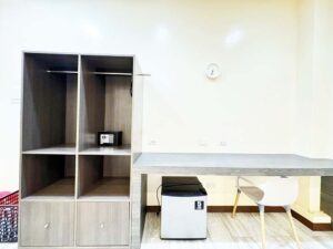 カウンターテーブルの横に設置されたワードローブと金庫