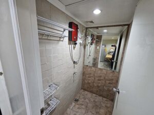キッチンの横にある、大きな鏡が掛かったシャワールーム