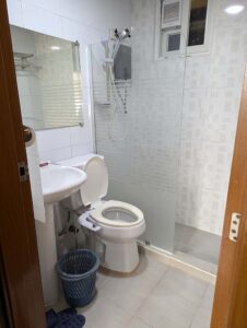 トイレとシャワーエリアがガラスで仕切られたバスルーム
