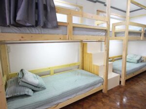 壁に沿ってカーテン付きの二段ベッドが2台設置された4人部屋