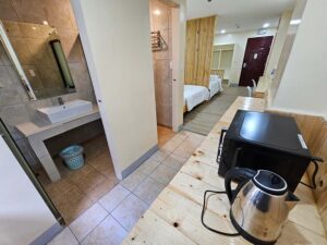 窓側から見た、シャワーとトイレが独立した2人部屋Ａ