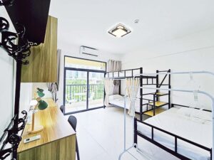 ベッドと机が並ぶ、生徒2名＋講師1名の女性専用ルーム
