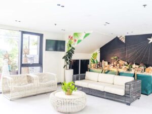 ソファーとテーブル、観葉植物が置かれたクリスマス装飾のロビー