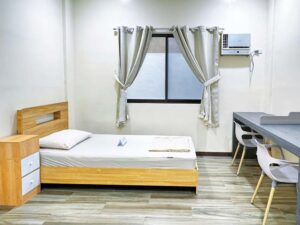 2台のベッドが配置されたメインキャンパスのダブルルーム