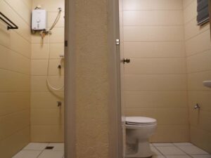 独立したシャワールームとトイレットルーム