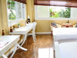 2台の机、テーブルと椅子が備わったスーペリアダブルＡ