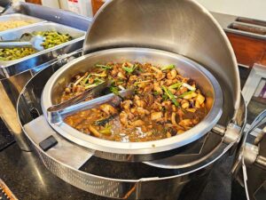 ディナーに提供された、イカと野菜を炒め煮にしたフィリピン料理