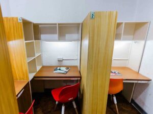 収納棚で仕切られた3台の勉強机