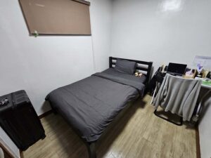ベッド、勉強机が設置された1階のシングルルーム