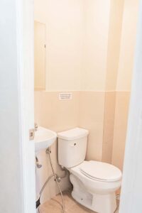 入口から見た洗面台付きのトイレットルーム