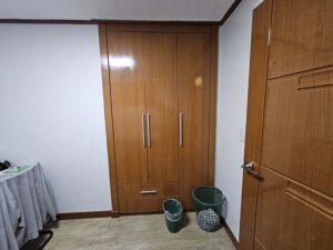 1人部屋に備え付けられたクローゼット、ごみ箱、洗濯物かご