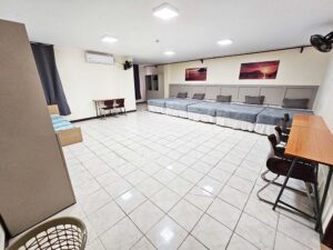 広々とした室内にベッド、勉強机、ワードローブが設置された5人部屋