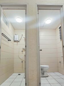それぞれ独立したシャワールームとトイレットルーム