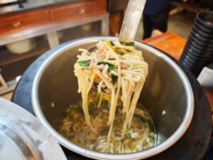 朝食に保温ポットで提供された、野菜と豚肉のスープヌードル