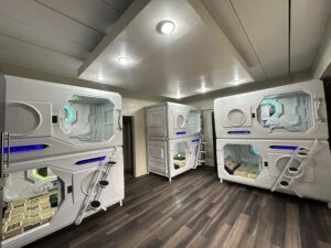 カプセル型二段ベッドが3台設置されたMONOLの6人部屋