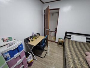 1人部屋の入口付近に設置された勉強机と収納家具
