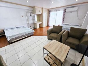 2台のベッド、クローゼット、バニティテーブルが備わった2人部屋
