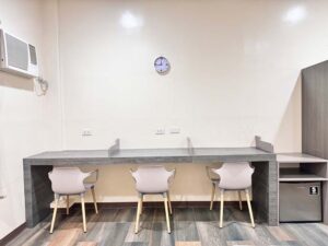3人用のカウンター型勉強机と3脚の椅子、冷蔵庫
