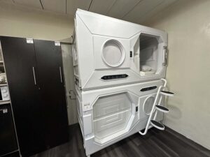 入口スライドドア、窓、階段付きの二段カプセルベッドとクローゼット