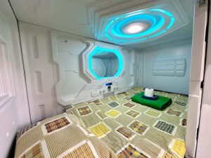 天井と鏡の周囲に変色可能なLEDライトがあるカプセル内部