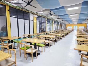 300の座席とテーブルが並ぶB'Cebuの広いダイニングエリア