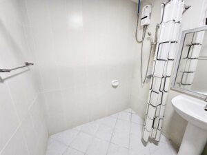 温水器付きシャワー、石鹸トレイが設置されたシャワーエリア