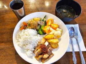 サムギョプサル、チキンアドボ、野菜炒め、果物、青菜スープの昼食